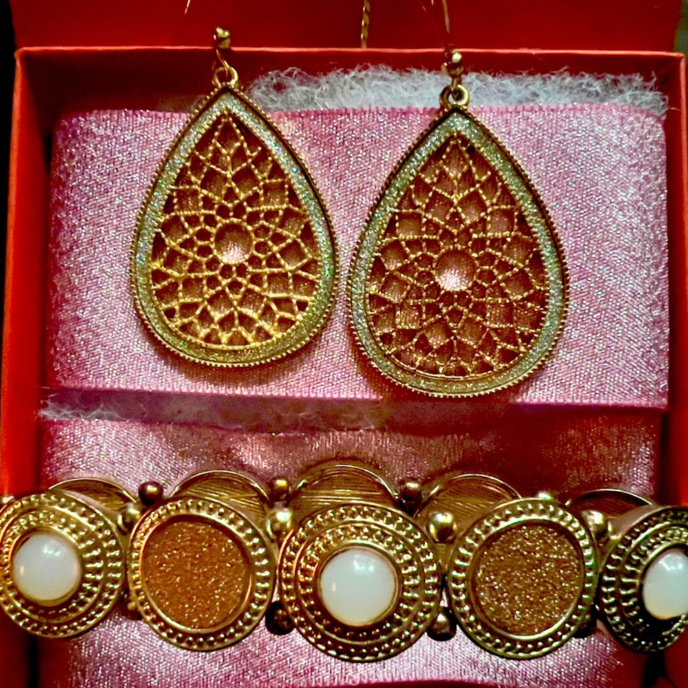 New fashion jewelry set . Dangling earrings , with beautiful details + bracelet